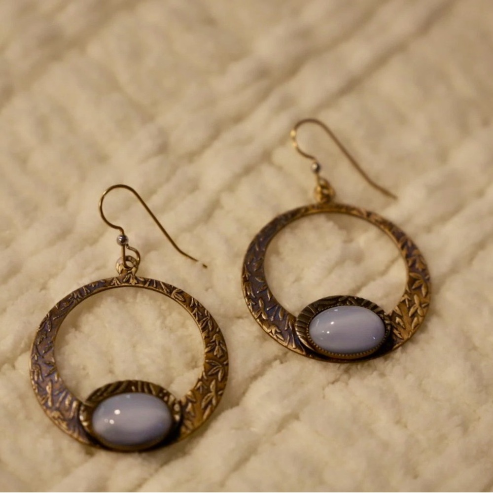 Elegant Gold Color Embossed and Purple Stone Hopp Earrings